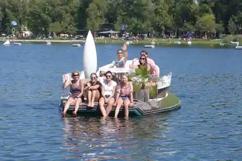 Wien: Private schwimmende Insel E-Boot-Vermietung auf der Donau