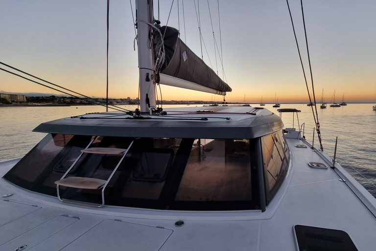 Cascais: crociera in catamarano a vela privata di lusso con un drinkCrociera in catamarano di 4 ore