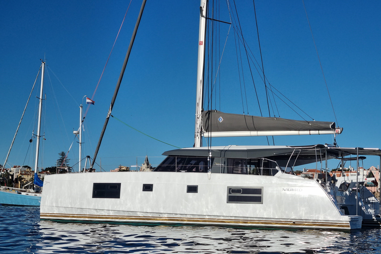 Cascais: crociera in catamarano a vela privata di lusso con un drinkCrociera in catamarano di 4 ore