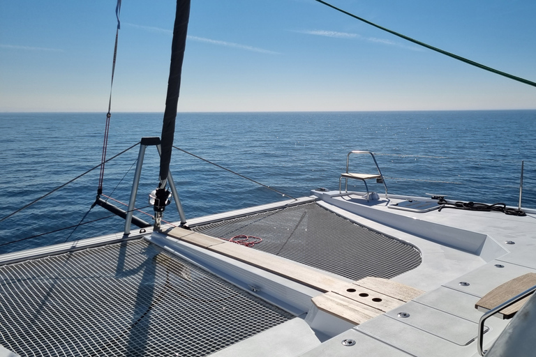 Cascais: crociera in catamarano a vela privata di lusso con un drinkCrociera in catamarano di 4 ore