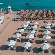 Mykonos: Super Paradise Beach mit Sonnenbank im Thalas Mykonos