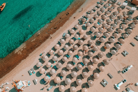 Mykonos: Super rajska plaża z leżakami w Thalas MykonosLeżaki w środkowym rzędzie