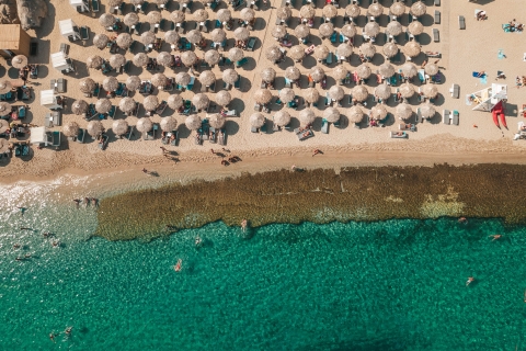 Mykonos: Super rajska plaża z leżakami w Thalas MykonosLeżaki w środkowym rzędzie