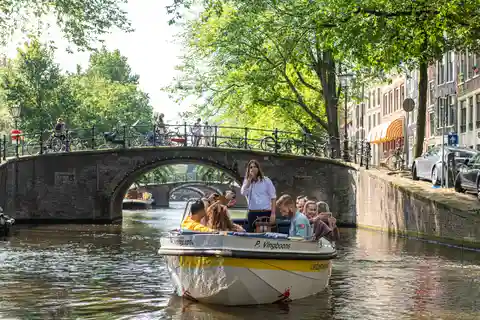 Amsterdam: Rejs wycieczkowy otwartą łodzią z lokalnym przewodnikiem