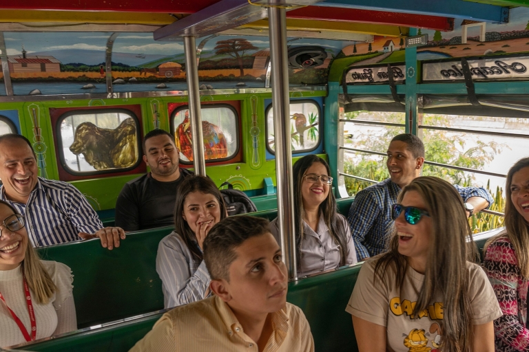 Stadsrondleiding Medellin met een Chiva of een thematisch busjeStadstour Medellin met een Chiva of een thematisch busje