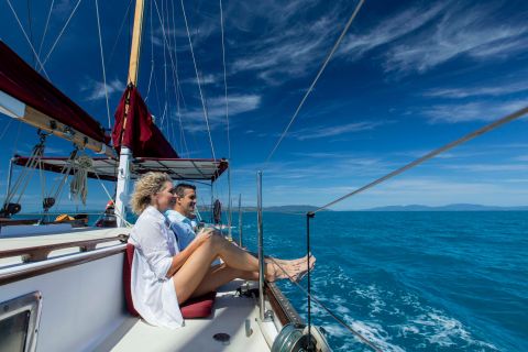 Airlie Beach: Whitehaven Beach Sailing and Snorkeling Tour