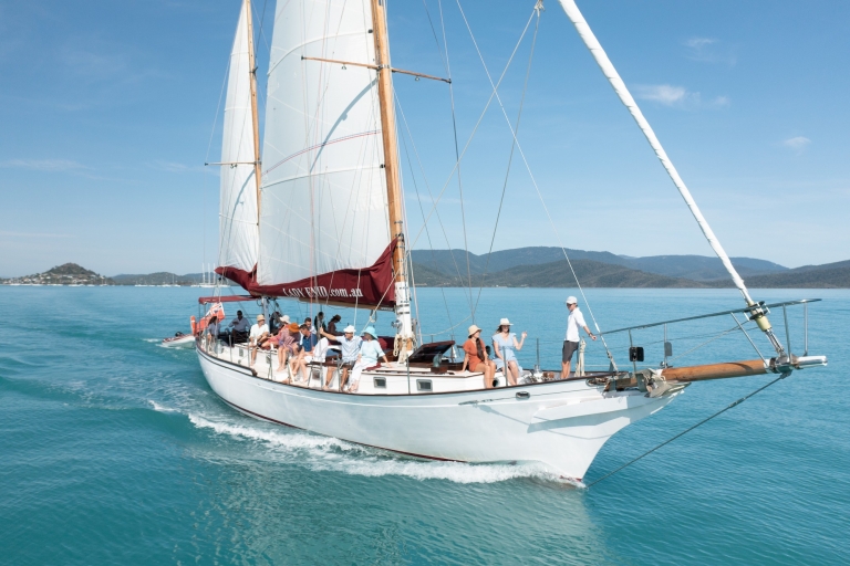 Airlie Beach: Whitehaven Beach Sailing and Snorkeling Tour
