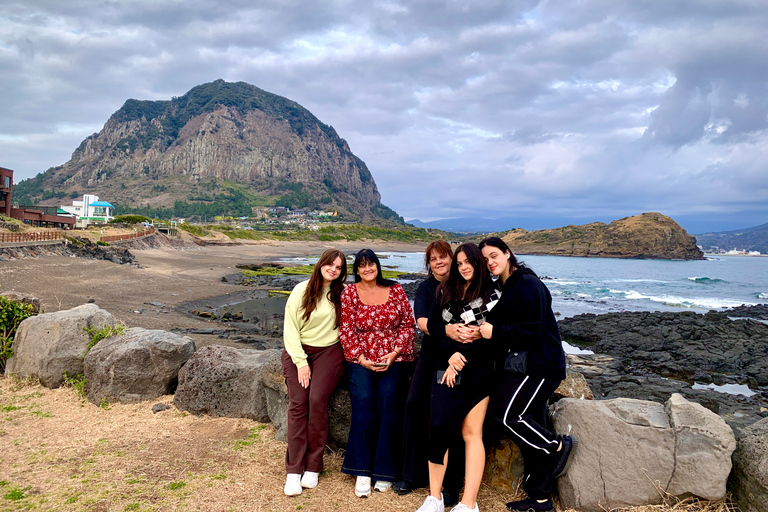 Île de Jeju : Journée complète de visite guidée en voiture privée personnalisableVisite en Combi Van (jusqu&#039;à 13 personnes)