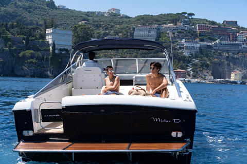 CAPRI E NERANO PRIVATE YACHT TOURCapri et Nerano en yacht privé au départ de Sorrente