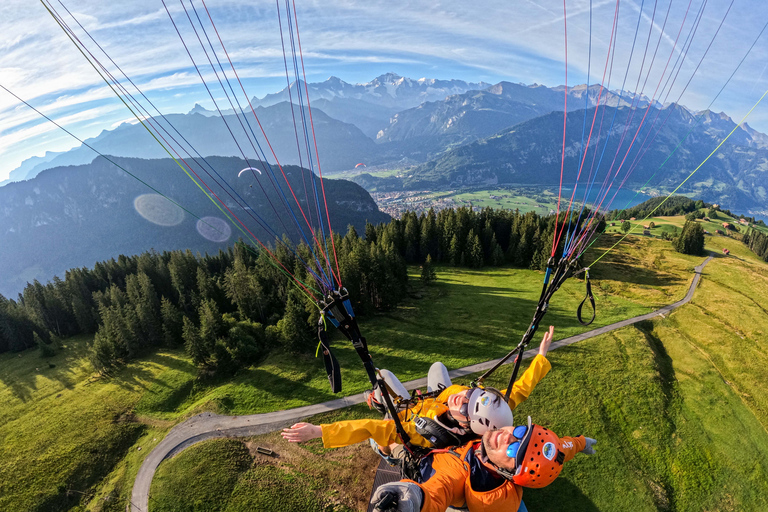 Interlaken: Tandem paragliding vlucht met pilootInterlaken: tandemparaglidingvlucht met piloot