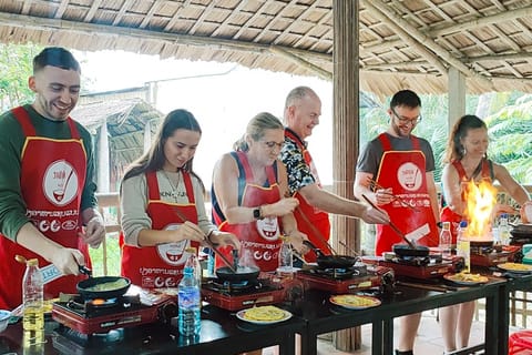 Hoi An: Vegetarian Cooking Class and Basket Boat Tour