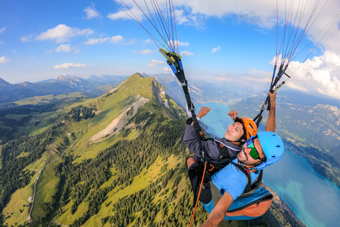 Interlaken: Tandem Paragliding Flug mit PilotInterlaken: Tandem-Gleitschirmflug mit Pilot