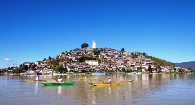 Visit Patzcuaro - Janitzio Tour to watch the "butterfly nets" in Michoacán