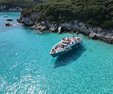 From Lefkimmi: Paxos, Antipaxos & Blue Caves Speedboat Tour