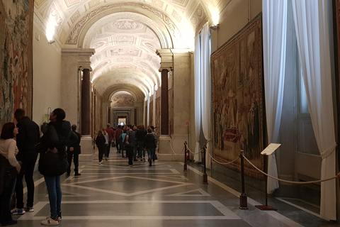 Roma: Tour per piccoli gruppi dei Musei Vaticani di prima mattina