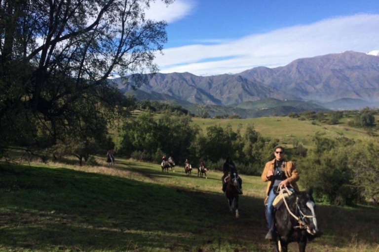 Randonnée à cheval dans les contreforts des Andes - demi-journéeRandonnée à cheval dans les contreforts des Andes - demi-journée + vin et fromage