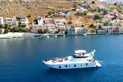 Rhodes Town : Croisière d'une journée sur le yacht de Symi avec repas et boissons