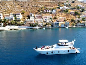 Rhodes Town : Croisière d'une journée sur le yacht de Symi avec repas et boissons