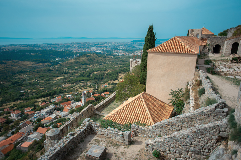 Split: Private tour to Klis Fortress and Vranjača cave