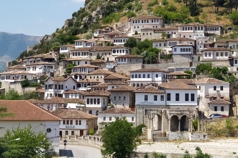 Depuis Tirana : Berat, Durres et Elbasan en une journéeDepuis Tirana : visitez Berat, Durres et Elbasan en une journée