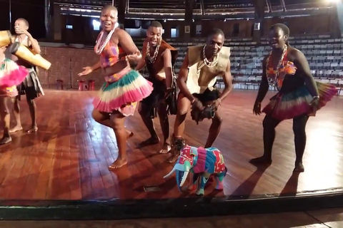 Au départ de Nairobi : visite et spectacle de danse culturelle des Bomas du KenyaL'après-midi, visite culturelle des Bomas du Kenya à Nairobi