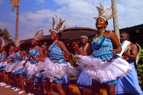 Au départ de Nairobi : visite et spectacle de danse culturelle des Bomas du KenyaL'après-midi, visite culturelle des Bomas du Kenya à Nairobi