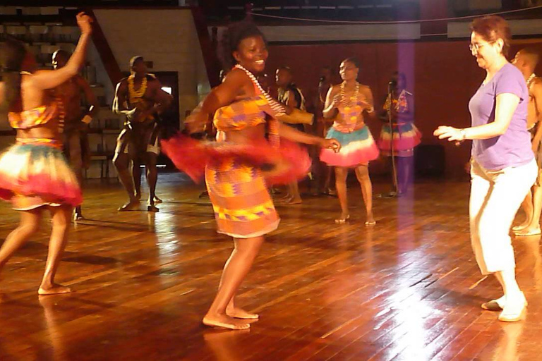 Au départ de Nairobi : visite et spectacle de danse culturelle des Bomas du KenyaL'après-midi, visite culturelle des Bomas du Kenya à Nairobi