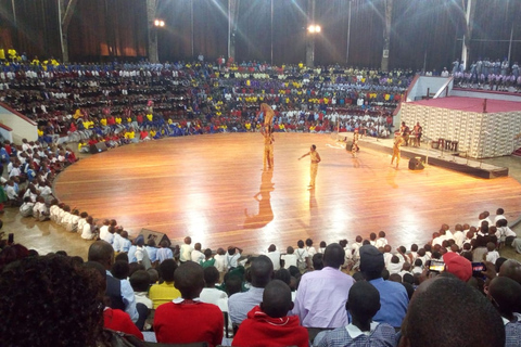 Au départ de Nairobi : visite et spectacle de danse culturelle des Bomas du KenyaL'après-midi, visite culturelle des Bomas du Kenya à Nairobi