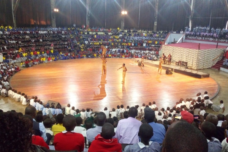 Au départ de Nairobi : visite et spectacle de danse culturelle des Bomas du KenyaL'après-midi, visite culturelle des Bomas du Kenya à Nairobi