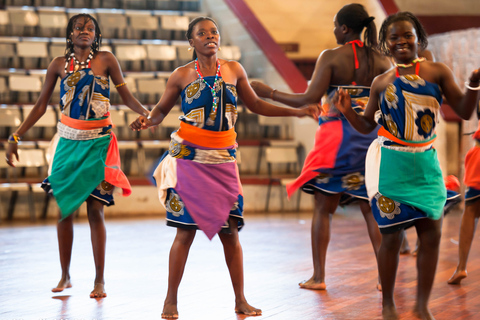 Au départ de Nairobi : visite et spectacle de danse culturelle des Bomas du KenyaL'après-midi, visite culturelle des Bomas du Kenya à Nairobi