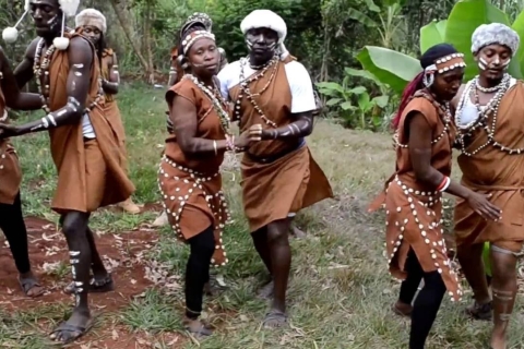 Au départ de Nairobi : visite et spectacle de danse culturelle des Bomas du KenyaL'après-midi, visite culturelle des Bomas du Kenya à Nairobi