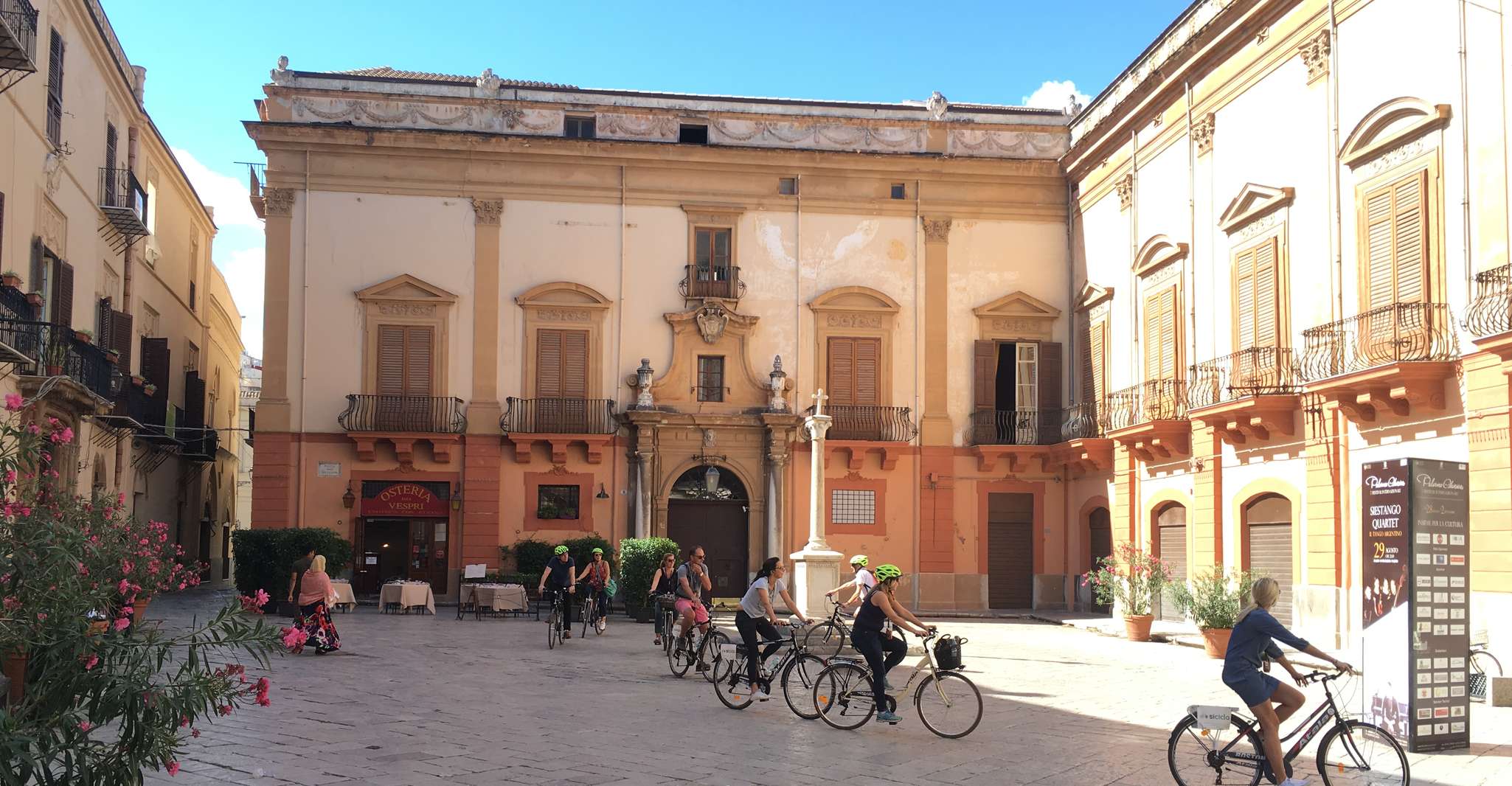 Palermo, Centro Histórico Visita guiada en bicicleta con degustación de alimentos - Hizvo