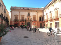 Palermo, Centro Histórico Visita guiada en bicicleta con degustación de alimentos - Hizvo