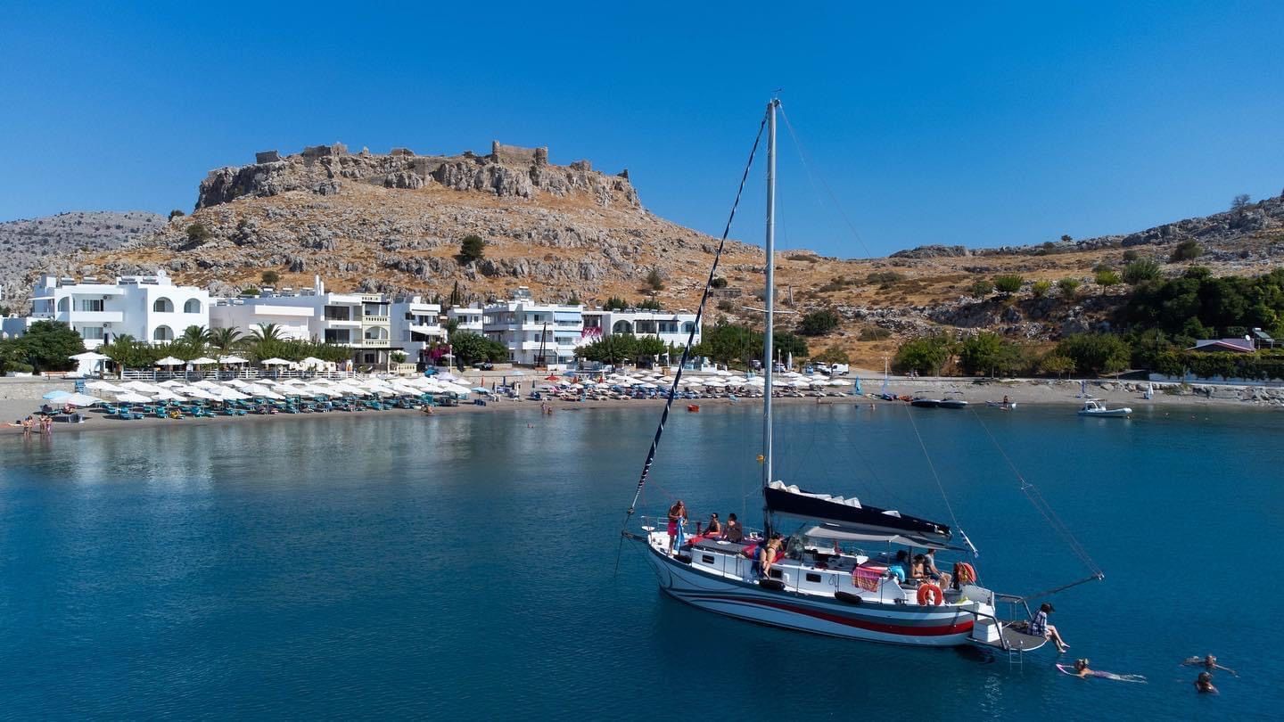 Lindos: Privater Segelausflug mit KI, Prosecco und mehr