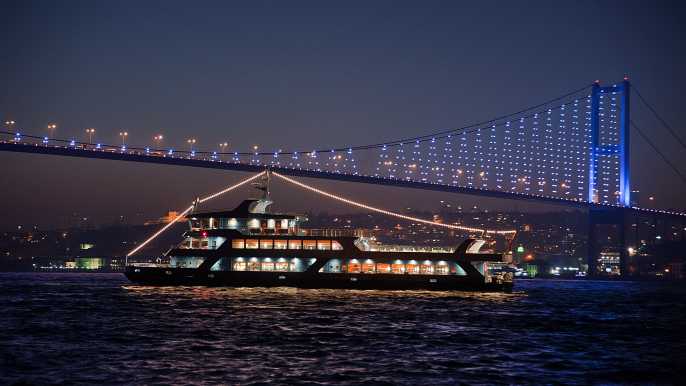 Estambul: Cena en crucero por el Bósforo y espectáculo nocturno turco