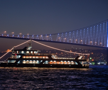 Istanbul: Crociera con cena sul Bosforo e spettacolo notturno turco