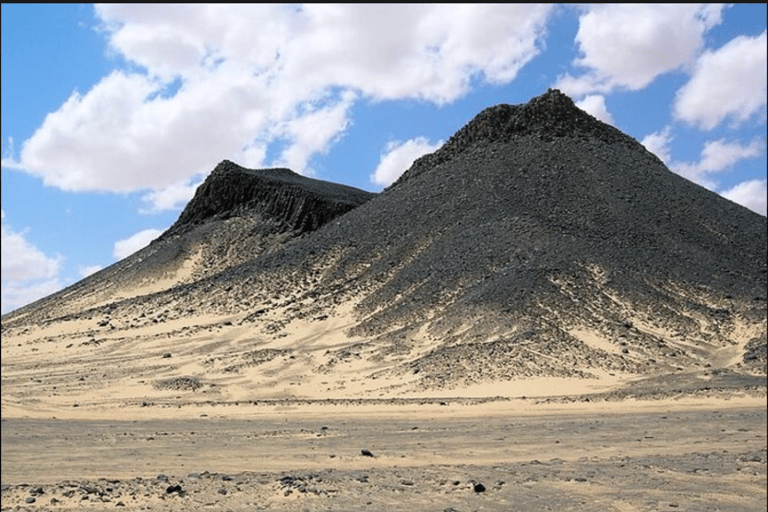 Au départ du Caire : Circuit de l'oasis de Bahariya et du désert noir et blancExcursion d'une journée à l'oasis de Bahariya et au désert noir et blanc