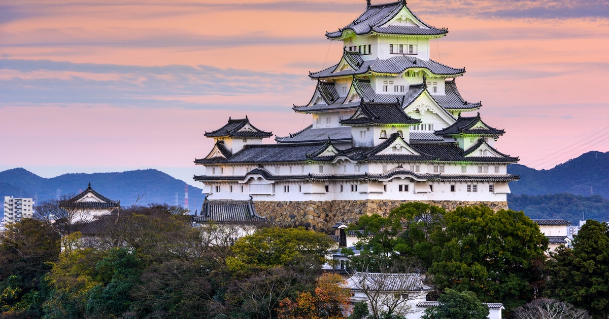 Von Osaka aus: Burg Himeji, Kokoen Garten & Tempelbesuch | GetYourGuide