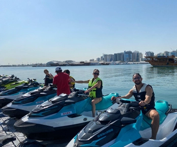 Doha'da: Batı Körfezi Gökdelenlerine bakan Jet-ski'ye kendi kendinize binin