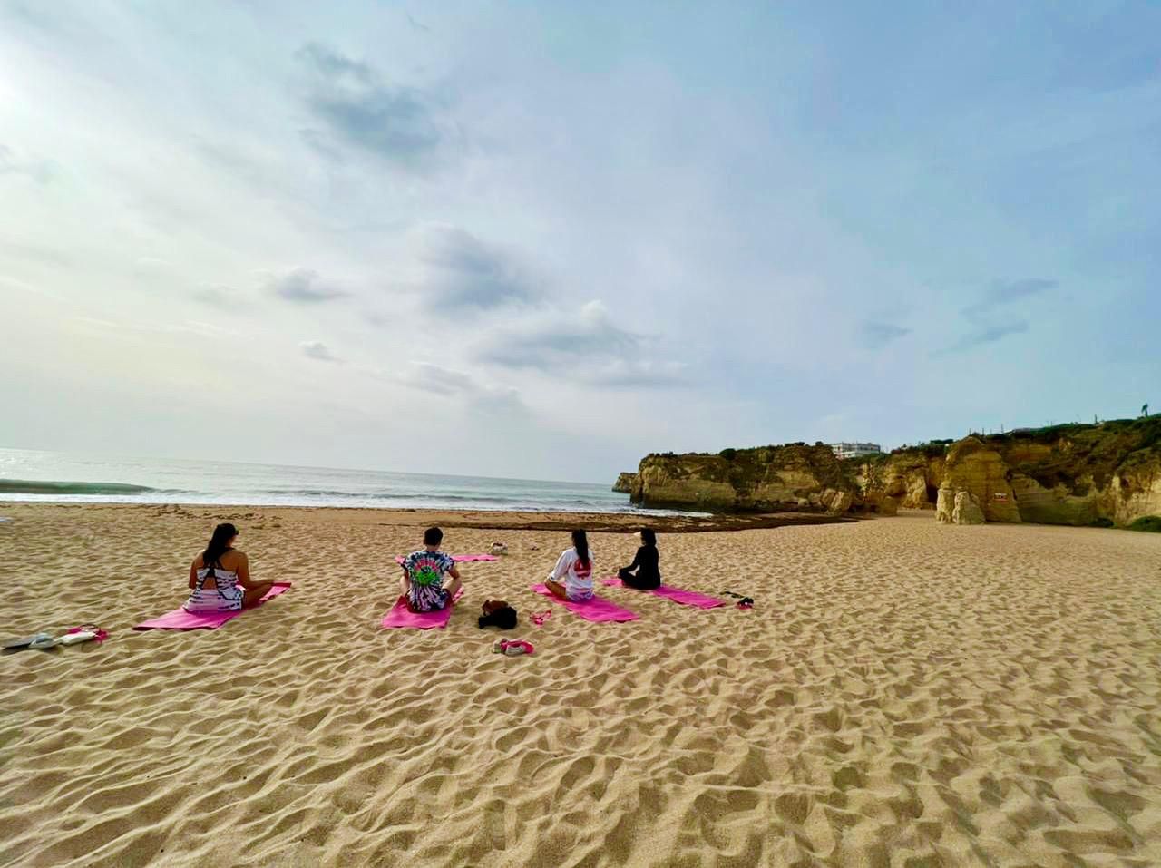 Morgen-Strand-Yoga in Albufeira von el Sol Lifestyle