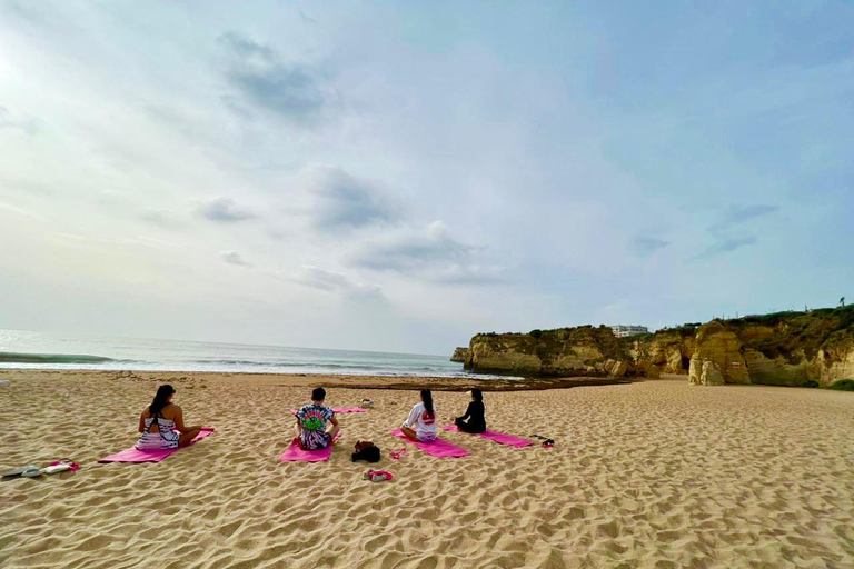 Poranna joga na plaży w Albufeirze według el Sol Lifestyle