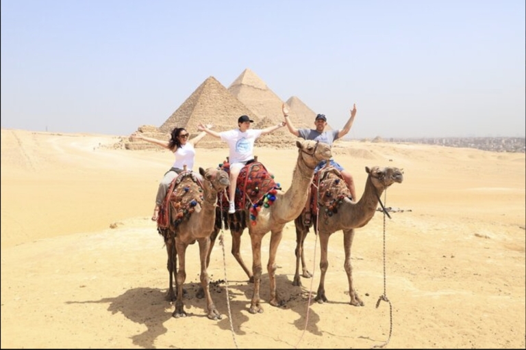 Kamelritt bei den Pyramiden bei Sonnenuntergang oder Sonnenaufgang
