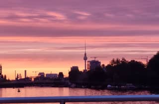 Berlin: Solarbetriebene Katamaranfahrt bei Sonnenuntergang & Audioguide