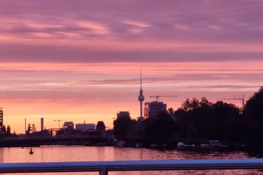 Berlin: Sonnenuntergangs-Katamaran-Kreuzfahrt mit Solarmotor / Audioguide