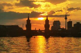 Berlin: Sonnenuntergangs-Katamaranfahrt mit Audioguide