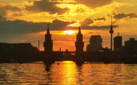 Berlin: Sonnenuntergangs-Katamaranfahrt mit Audioguide