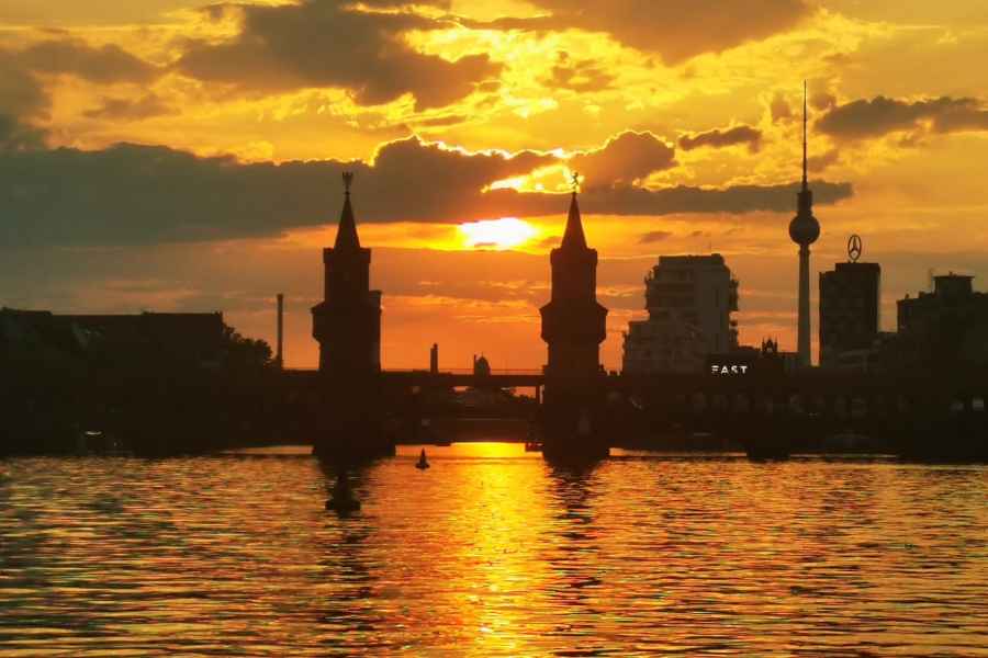 Berlin: Sonnenuntergangs-Katamaranfahrt mit Audioguide. Foto: GetYourGuide