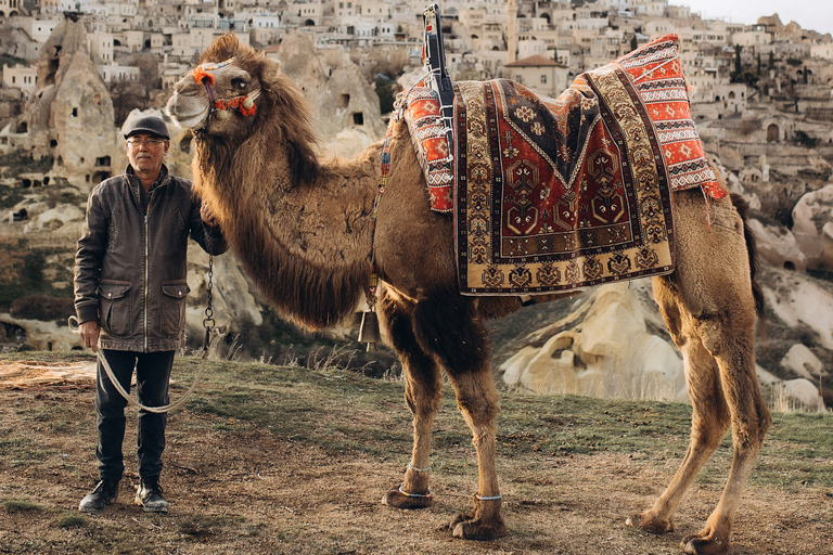 Kapadocja: przejażdżka na wielbłądzie o zachodzie lub wschodzie słońcaSunrise Camel przejażdżki z balonami