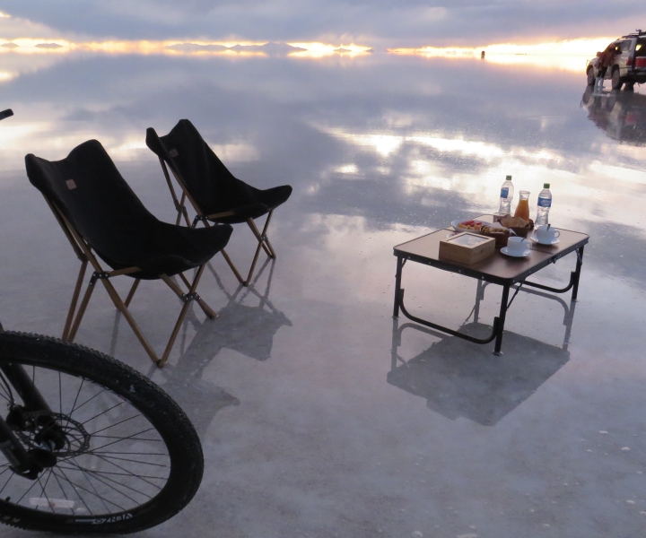 Uyuni : Visite guidée à vélo du salar d'Uyuni avec déjeuner