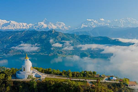 Pokhara: privéwandeling Peace Pagoda & boottocht in Phewa Lake